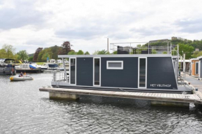 Cozy floating boatlodge 